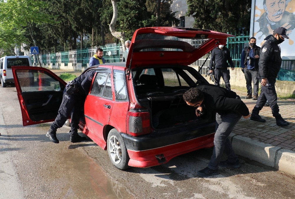Adana’da şüpheli araç polis ekiplerini alarma geçirdi 