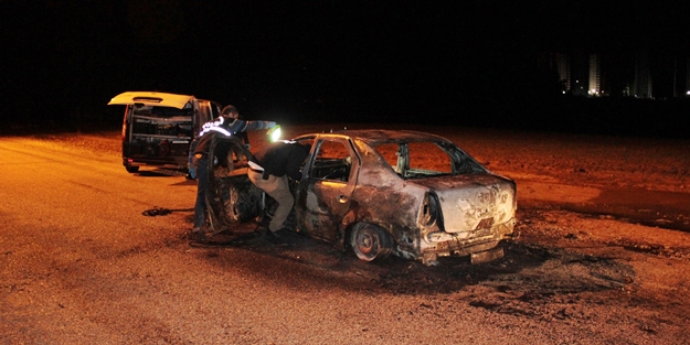 Adana’da taksiciyi dövüp aracını yaktılar
