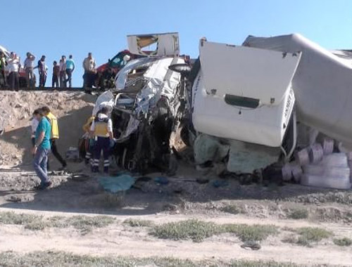 Adana'da tarım işçilerini taşıyan midibüs devrildi: 13 yaralı