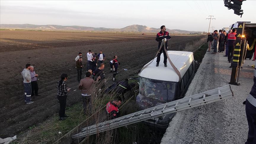 Adana'da tarım işçilerini taşıyan minibüs devrildi