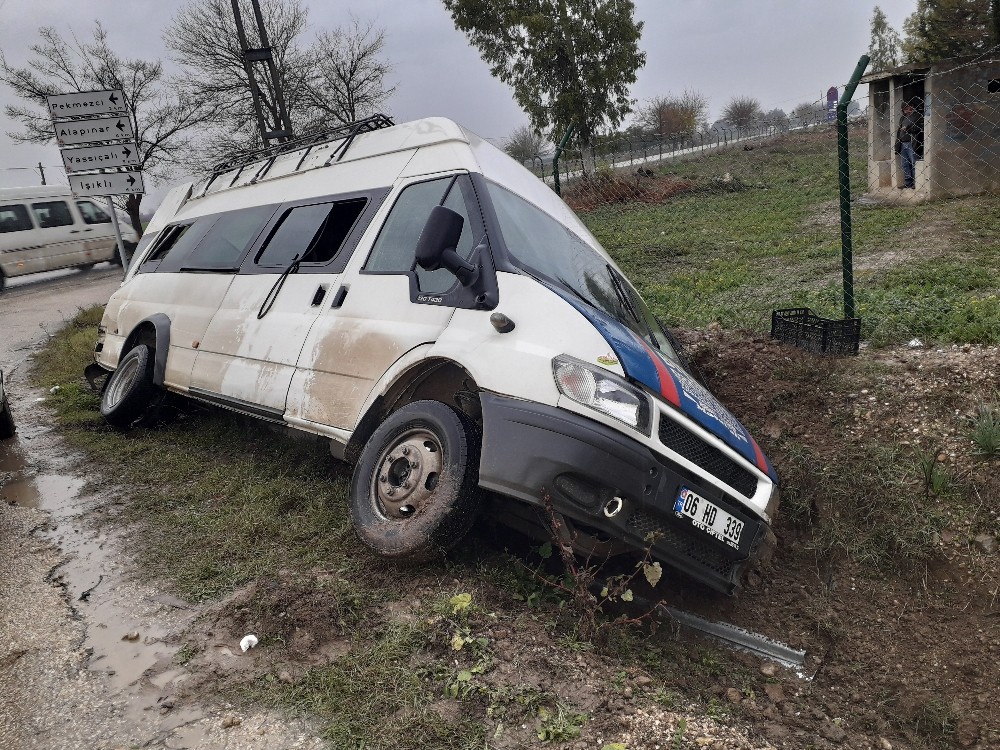 Adana’da tarım işçilerini taşıyan minibüs kaza yaptı: 9 yaralı 