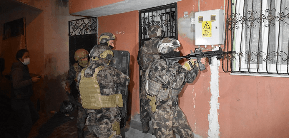 Adana'da terör örgütü PKK/KCK'ya eleman temin ettiği iddiasıyla yargılanan sanığa 9 yıl hapis