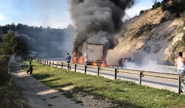 Adana'da TIR seyir halinde alev aldı