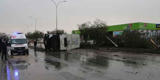 Adana'da TOMA kazası: 2 polis yaralandı
