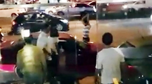 Adana’da trafik cezasına kızdı, otomobilini parçaladı