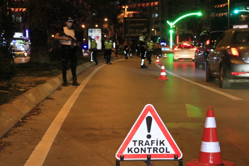 Adana’da trafik kurallarına uymayan sürücülere ceza yağdı 