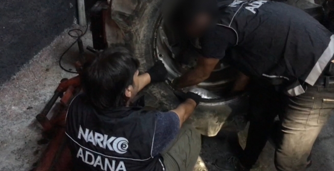 Adana'da traktör tekerleklerinden esrar çıktı