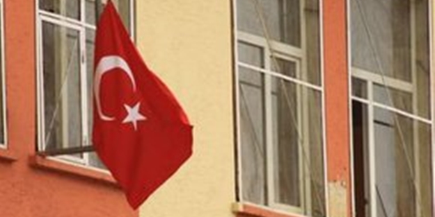 Adana'da Türk bayrağına çirkin saldırı!