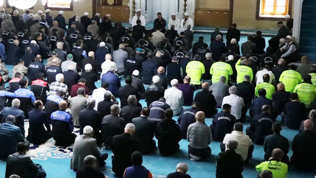 Adana'da şehitler için okunan mevlitte polislerden Kur'an tilaveti