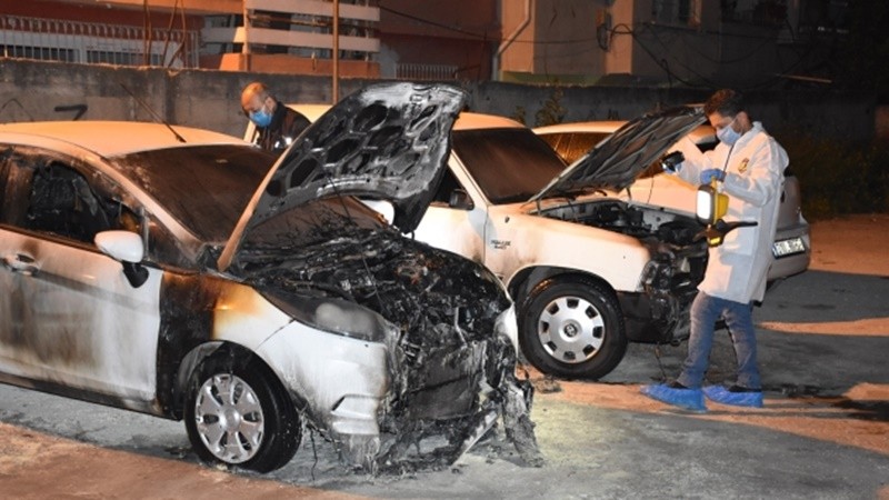 Adana'da üç otomobil kundaklanarak kül oldu