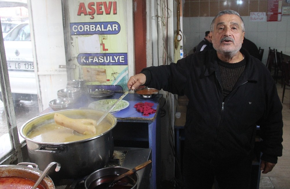Adana’da üniversite öğrencilerine ücretsiz yemek kampanyası 