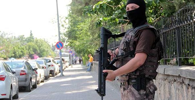 Adana'da uyuşturucu operasyonu: Her taşın altından çıktı