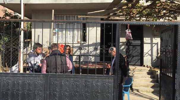 Adana'da üzerine kaynar su döken eşinin boğazını kesti