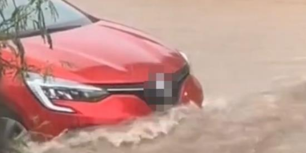 Adana'da yağmur nedeniyle yollar göle döndü