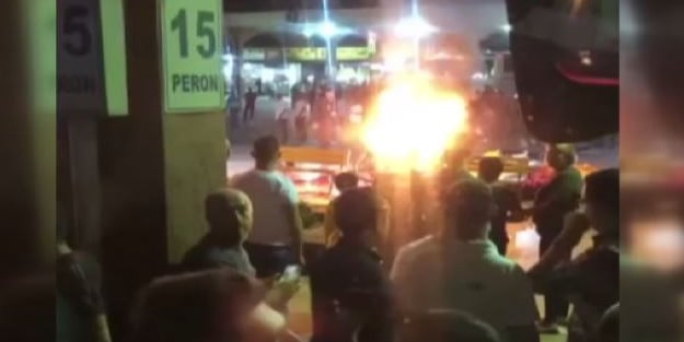 Adana'da yanan motosikleti bakın neyle söndürmeye çalıştılar!