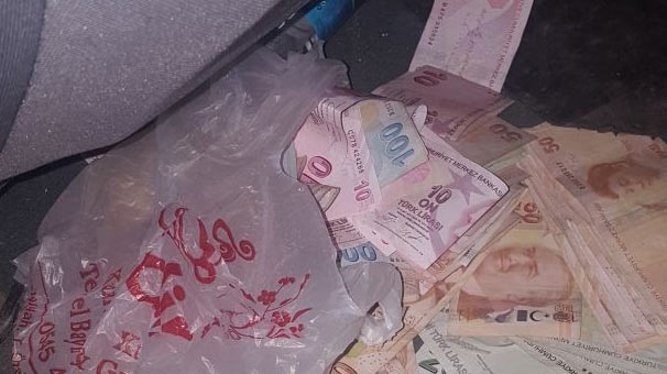 Adana'da yasa dışı bahis oynatılan otomobilden para fışkırdı