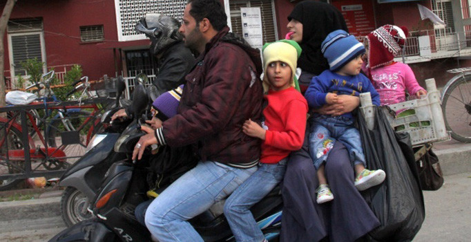 Adana'da yaşayan bir aile motosiklete altı kişi bindi