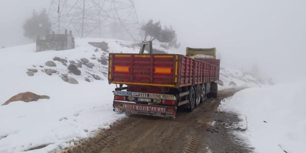 Adana'da yolda mahsur kalan sürücüler kurtarıldı