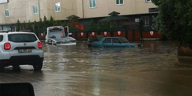 Adana'da yollar göle döndü! Nisan yağmuru sert vurdu
