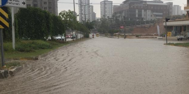 Adana'da yollar nehre döndü