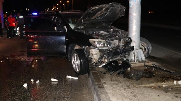 Adana'da yön levhasına çarpan jip alev aldı