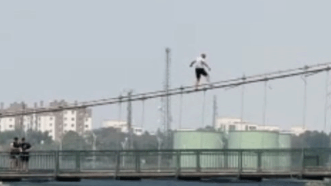 Adana'da yürekleri ağza getiren görüntüler! Gençlerin tehlikeli oyunu kameraya yansıdı!