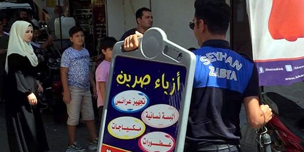 Adana'da zabıtalardan Arapça tabela operasyonu