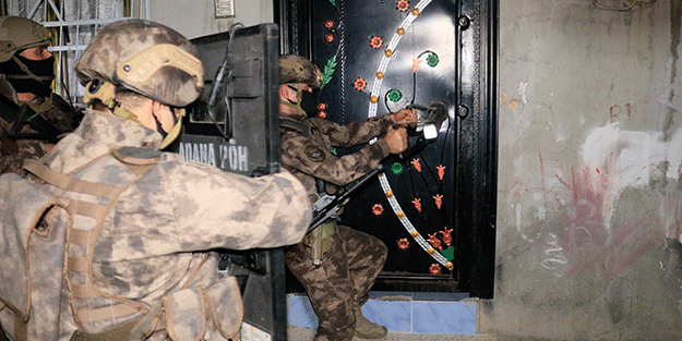Adana'da zehir tacirlerine şafak baskını! Onlarca gözaltı...