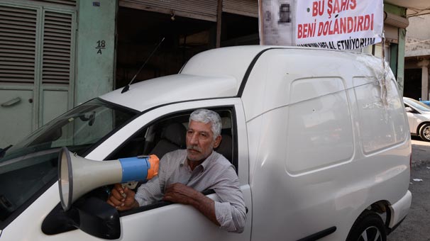 Adana'da alacaklısını böyle rezil etti