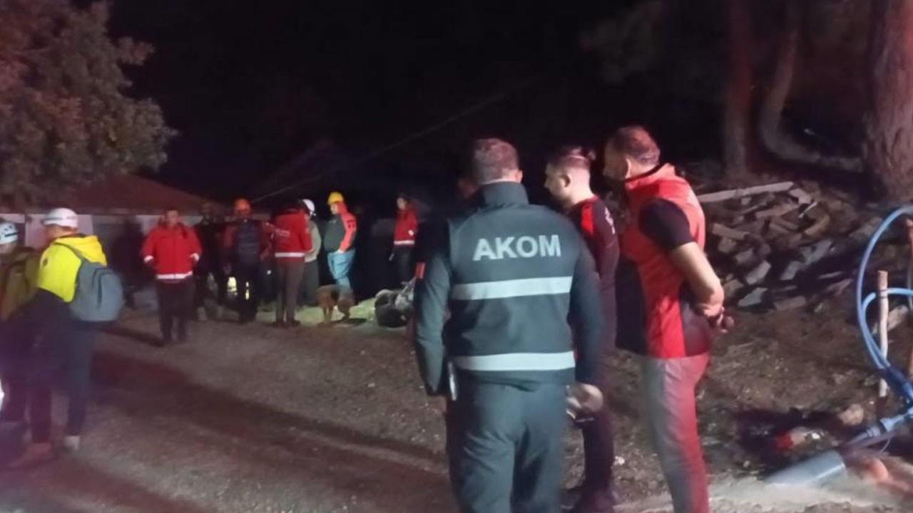 Adana’daki depremde bazı evler hasar gördü