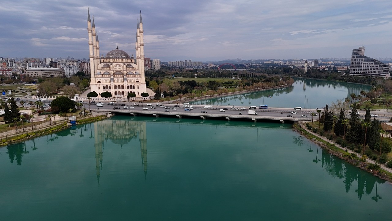 Adana'daki Merkez Camii, mimarisindeki sembollerle dikkat çekiyor