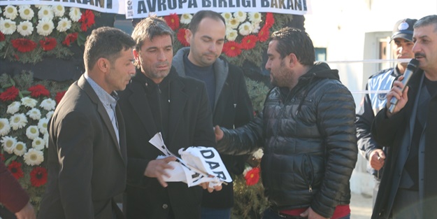 Şehit cenazesinde damga vuran an! Yırtıp fırlattı