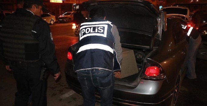 Adana'daki 'şok' uygulamasında aranan 17 kişi enselendi