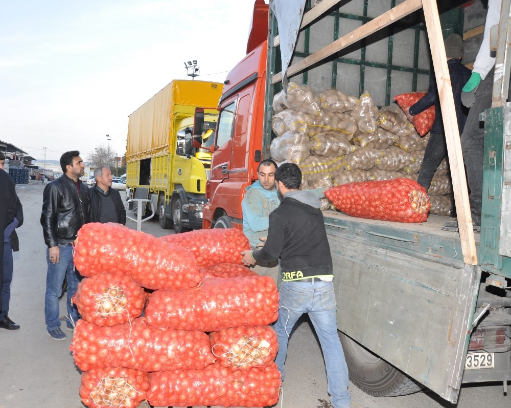 Adana’dan depremzedelere 2 tır dolusu sebze ve meyve 