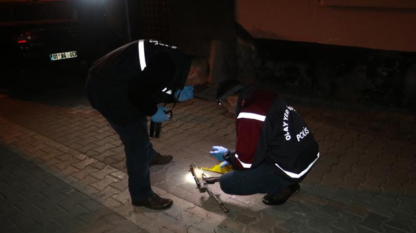 Adana'dan saldırı hazırlığındaydılar... Polise görünce yola atıp kaçtılar