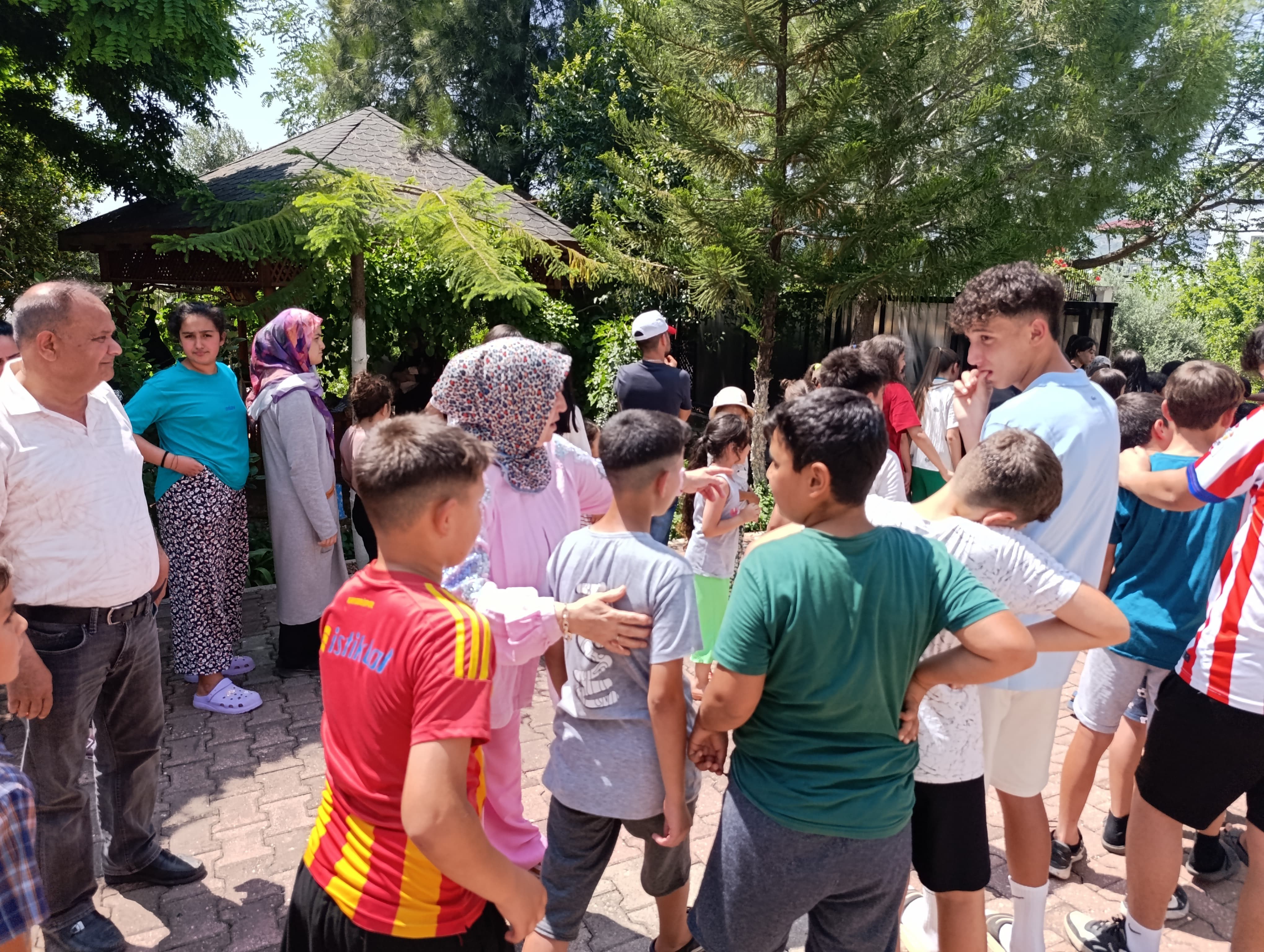 Adanalı çiftin bayram geleneği sürüyor: Yüzlerce çocuğa harçlık verdiler