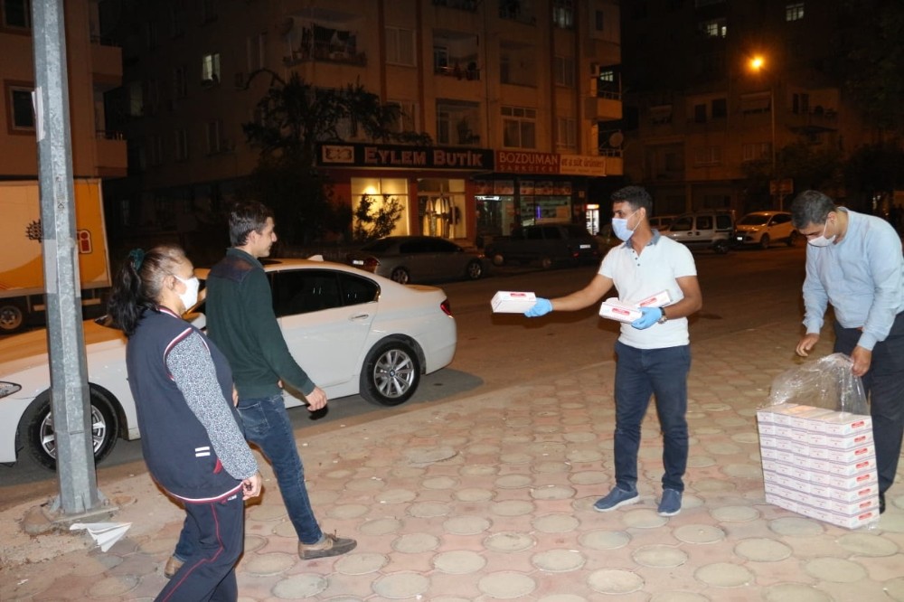 Adanalı iş adamı 200 bin maske dağıttı 