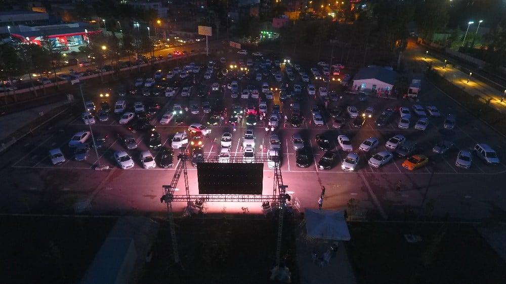 Adanalılar ‘Arabada Sinema’ etkinliğine yoğun ilgi gösterdi 