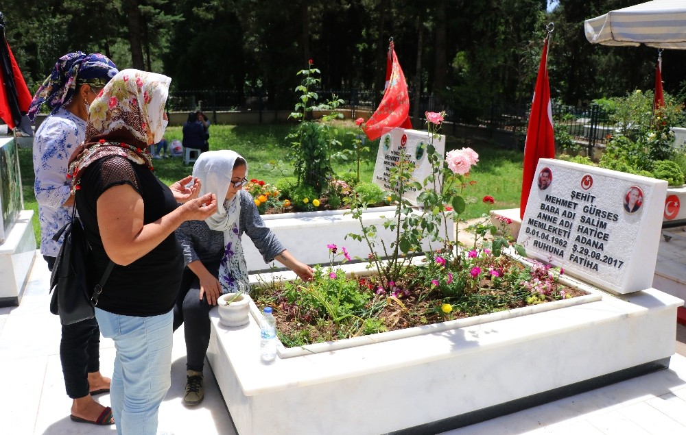 Adanalılar kısıtlama öncesi mezarlıklara koştu 