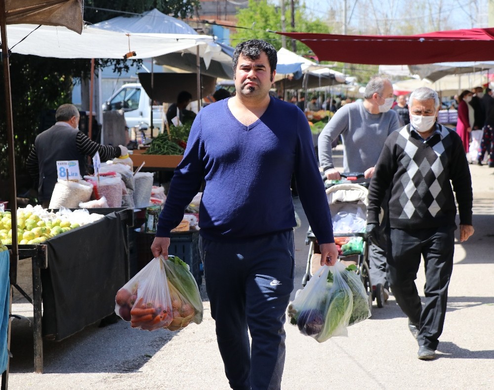 Adanalılar pazarda maske takma zorunluluğuna uymadı 