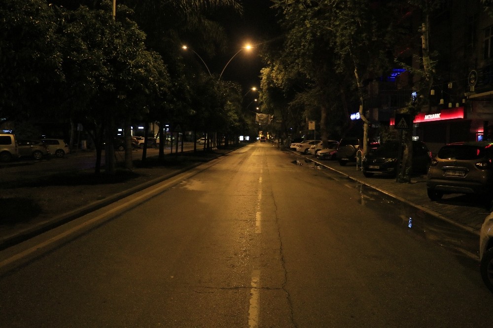 Adanalılar sokağa çıkma yasağına uydu 