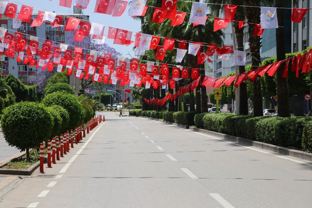 Adanalıları korona virüs değil sıcak hava eve hapsetti 