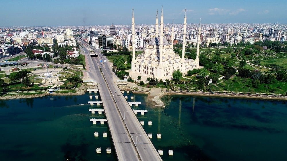 Adana’nın cadde ve sokakları bomboş kaldı 