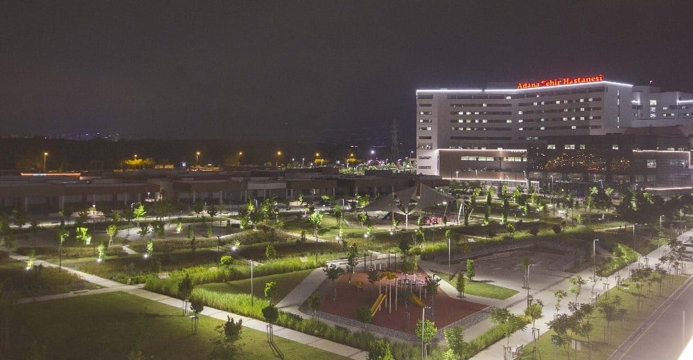 Adana’nın güneşi, Şehir Hastanesi’ni aydınlatıyor 