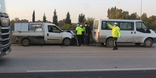 Adana'da kamyonet ile otomobil çarpıştı: 3 yaralı