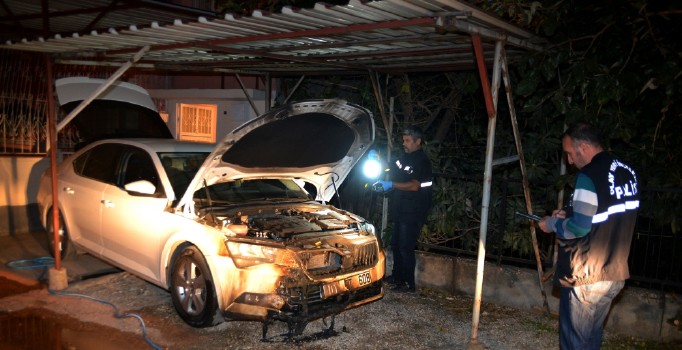 Adana'nın Seyhan ilçesinde otomobil kundaklandı