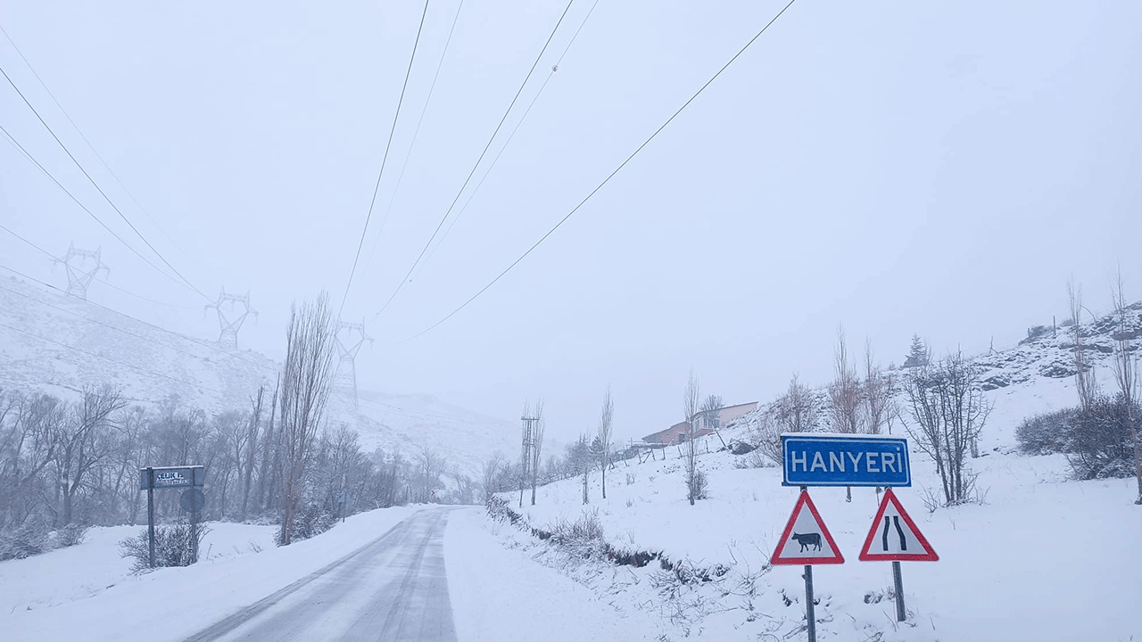 Adana’nın yüksek kesimlerinde kar yağışı! Ekipler yolları açmak için seferber oldu