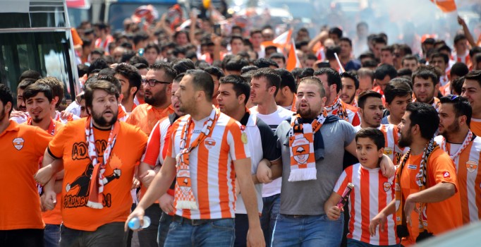 Adanasporlu taraftarlardan TRT'ye ince mesaj