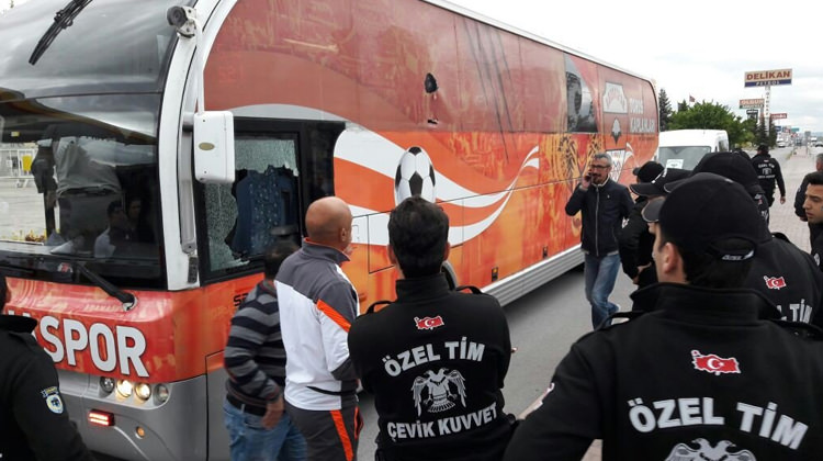 Adanaspor'un otobüsü taşlandı!