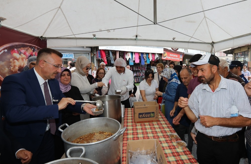 Adapazarı Belediyesinden aşure etkinliği 